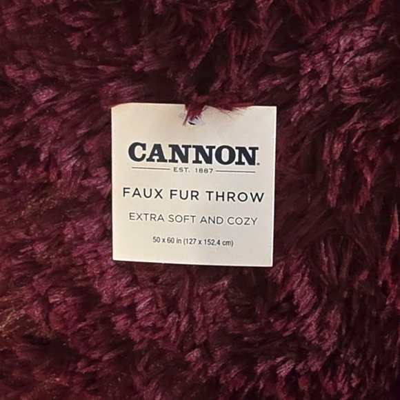 NWT Cannon Throw Blanket Burgundy Red Shimmer Faux Fur Plush 50" x 60" Soft Cozy - Picture 3 of 5